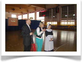 The principal of ZSP 7 Mr. Piotr Żłobiński, the principle of Language Success Mrs. Inna Pawlak and the representative of the American families of Bydgoszcz , Mrs. Mary Loudy